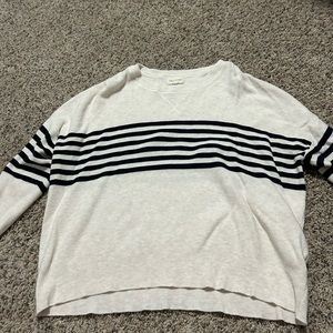 Adorable stripped gray sweater